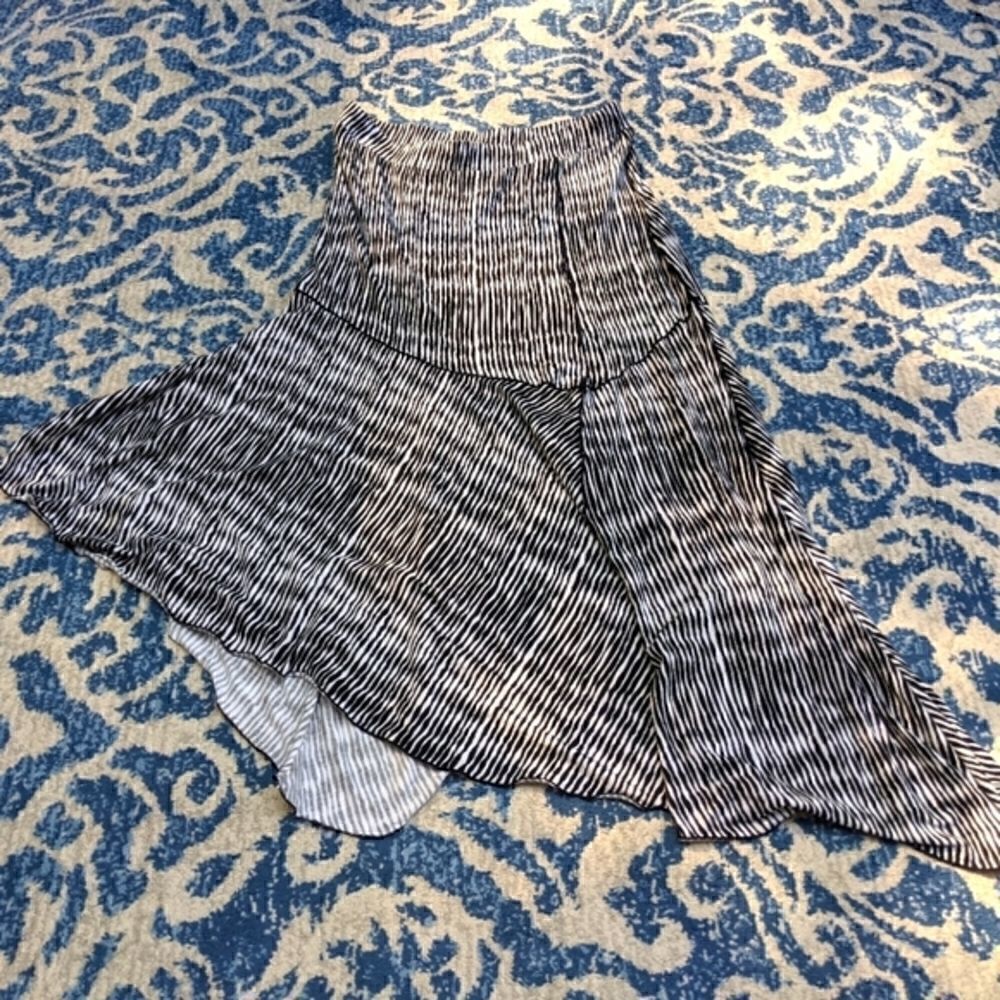 Dunia asymmetrical skirt size small black and white lines throughout